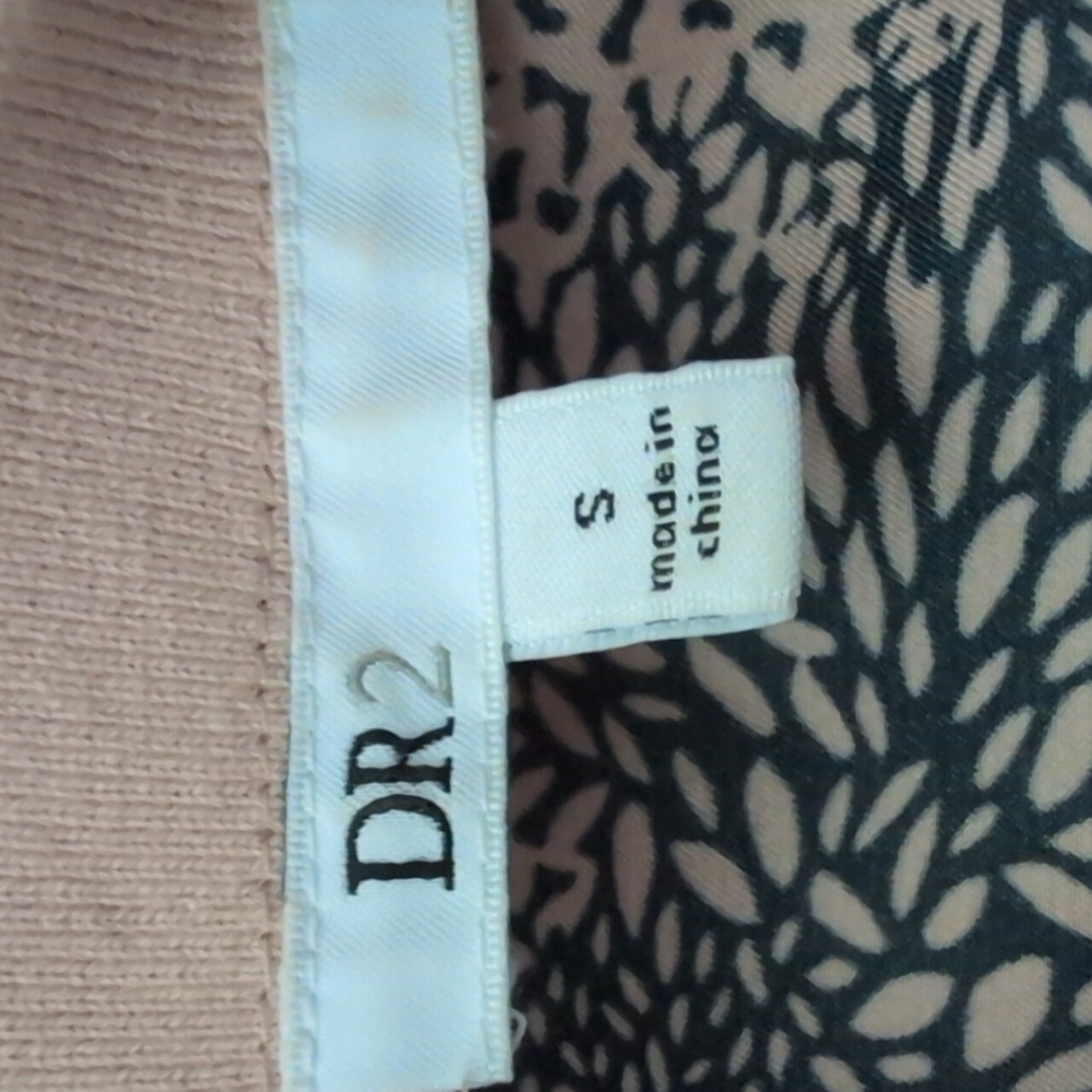 DR2 Black and Tan Floral Print Short Sleeve Women's Blouse Size Small - Picture 2 of 6